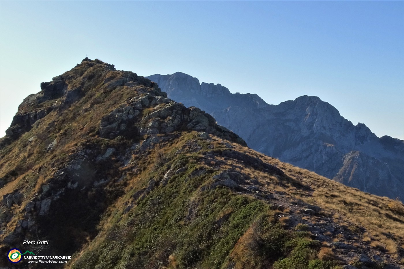 25 Breve cresta con sentierino di salita al Monte della galline.JPG